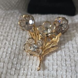 Chic Goldtone Floral Brooch with Matching Pierced Earrings